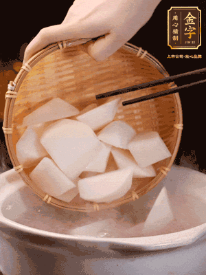 大火煮開后，轉(zhuǎn)中小火燉40分鐘，挑出蔥結(jié)，再下蘿卜燉20分鐘