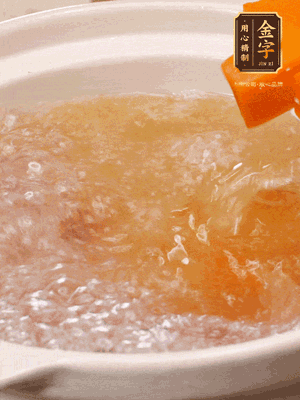 倒入開水、南瓜塊、南瓜泥中火煮5分鐘