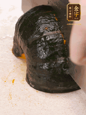 貝貝南瓜去皮，切成小塊。姜切絲