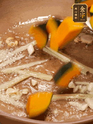 砂鍋倒一層底油，蒜粒、姜絲炒香后，再下南瓜翻炒30秒