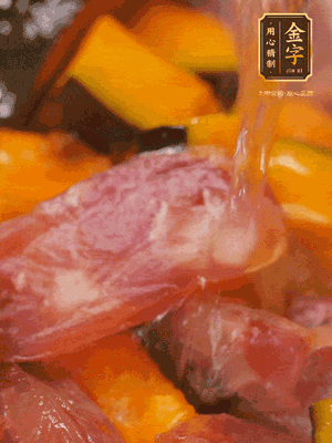 下香腸，倒沒過南瓜的水，加1/2勺鹽、1/2勺白糖、1勺蠔油燜8分鐘