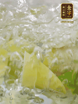 春筍沿著外皮豎著淺劃一刀，剝下外殼，切掉尾部的老根，切滾刀塊。簡(jiǎn)單焯水去澀味。