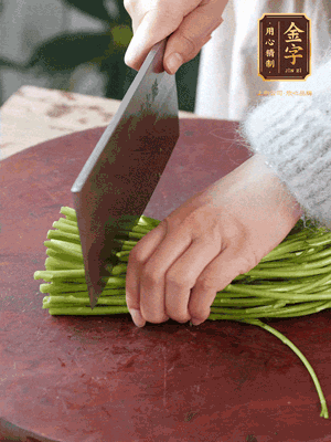 正嫩的藜蒿，掐頭去除根部，切小段