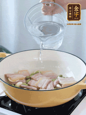 倒入熱水，加絲瓜、腐竹