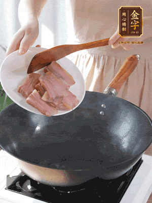 豬油熱鍋，下咸肉煸香，再下蔥姜提鮮