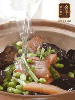 轉(zhuǎn)入砂鍋，加入開(kāi)水、百葉結(jié)燉煮10分鐘