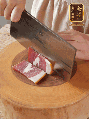 金字火腿切片，溫水浸泡5分鐘。