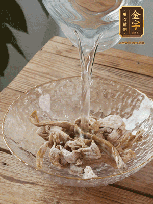 筍干提前泡發(fā)1晚切段，冬瓜去皮切塊。