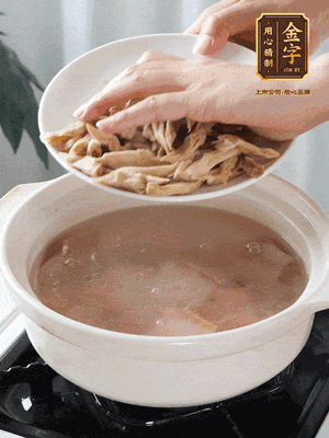 再下筍干段，加水、少許黃酒中火燉煮15分鐘。