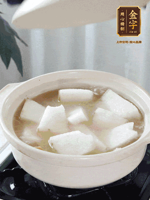 最后下冬瓜繼續(xù)燉煮10分鐘，撒上蔥花點(diǎn)綴。