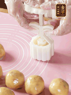 收緊虎口搓圓，裹上一層面粉，放入模具壓一壓