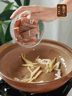 姜絲煸香后放火腿翻炒，加開水燉煮10分鐘