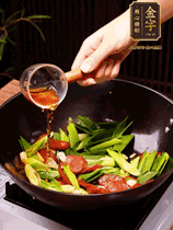 下蒜苗炒軟，沿鍋邊烹入一勺料酒，加醬油、蠔油、白糖調味炒勻