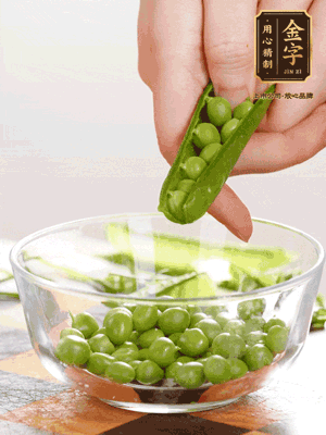 處理食材，藕切片，豌豆剝殼，菱角剝殼， 依次焯水