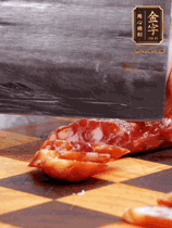 處理食材：香腸切片，土豆切塊、胡蘿卜切丁、豆角切段