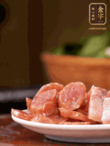 金字咸肉、金字香腸煮熟。咸肉切條、香腸切片備用。