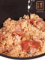 一起放入電飯鍋，加入剛好沒(méi)過(guò)食材的水。