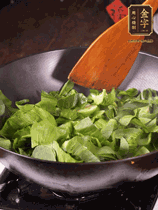 上海青切碎，用豬油炒到半熟