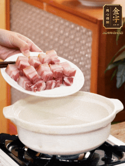 鍋內(nèi)倒油，下咸肉微微煸炒，再放排骨炒一下