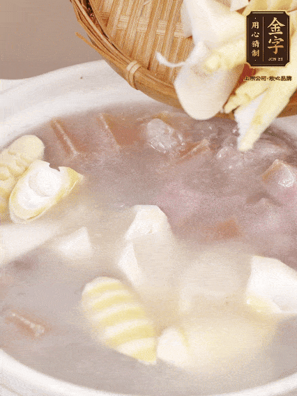 小火燉20分鐘后，放入春筍燉15分鐘