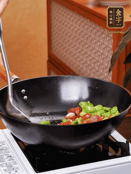 再放入蠶豆翻炒，加一點(diǎn)點(diǎn)醬油調(diào)味