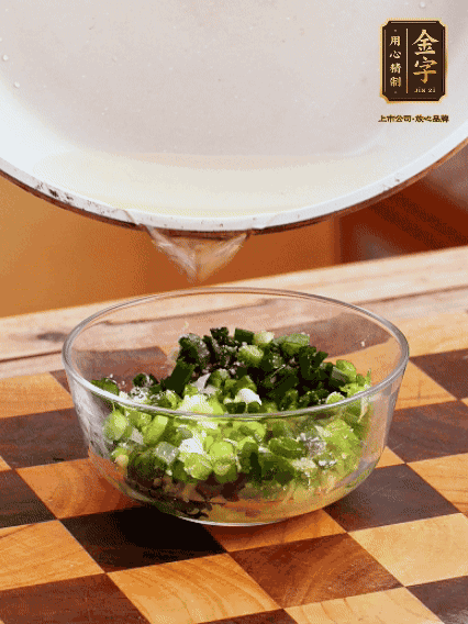 姜末、蔥末加鹽，潑熱油做成蔥姜醬