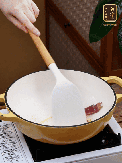 油熱，姜絲、火腿微微煸出香味