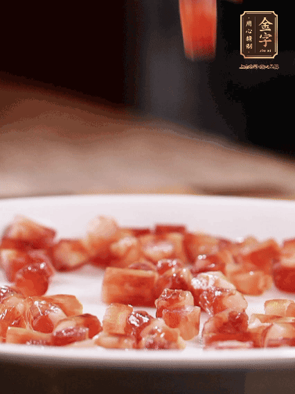 金字迷你小香腸切小段，煎出肉香