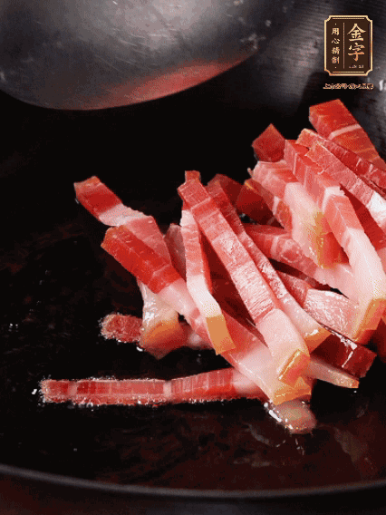 豬油潤鍋，下火腿煸香