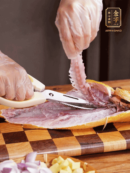 黃魚處理干凈，對半片開去骨，泡入蔥姜水、料酒、鹽調(diào)成的料汁中浸泡15分鐘，擦干水分