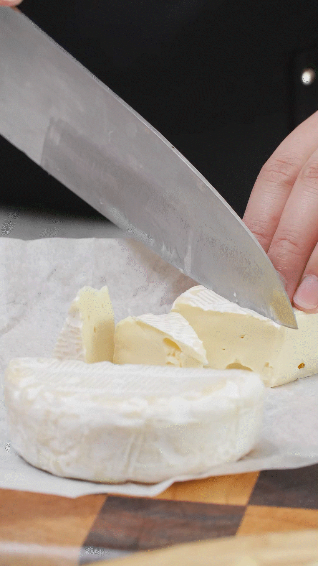 ①布里奶酪切塊、蘇打餅干掰成合適大小