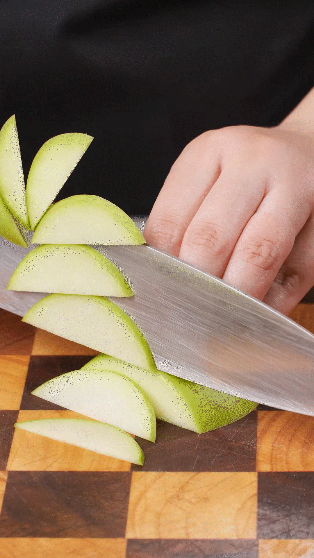 蘋果、梨子洗凈改刀
