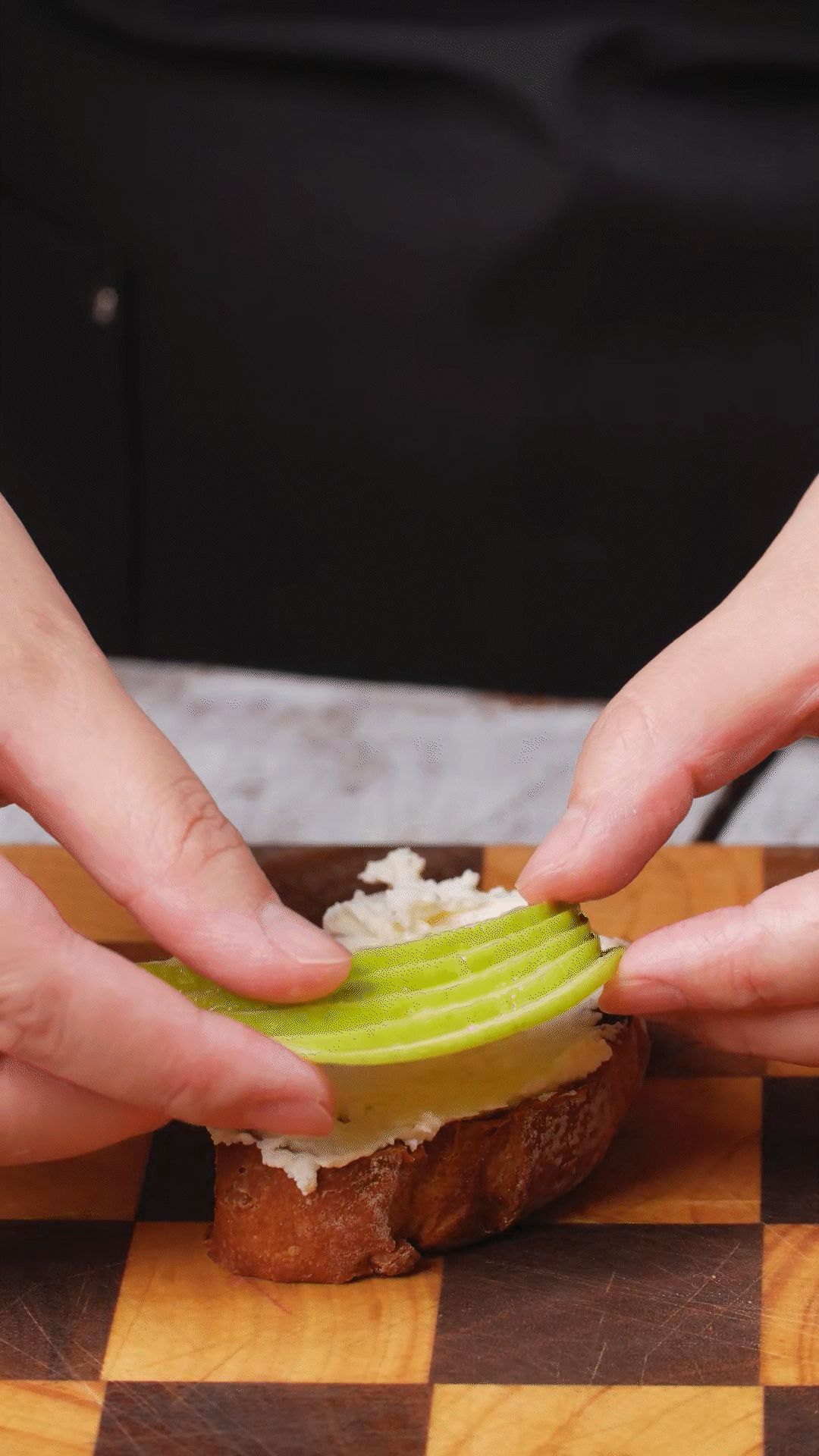 歐包抹上奶酪依次放上：蘋果、梨、藍莓
