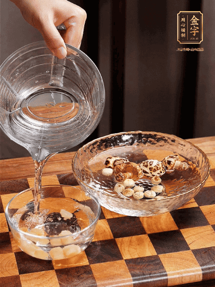 將雞肉、鮑魚、蝦仁焯水，冬菇、蓮子、干貝泡發(fā)