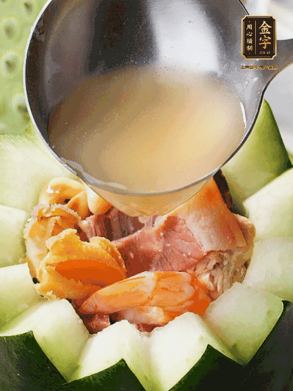 煮好后，盛入冬瓜盅。放入鍋中，可繼續(xù)燉煮，越燉越有味