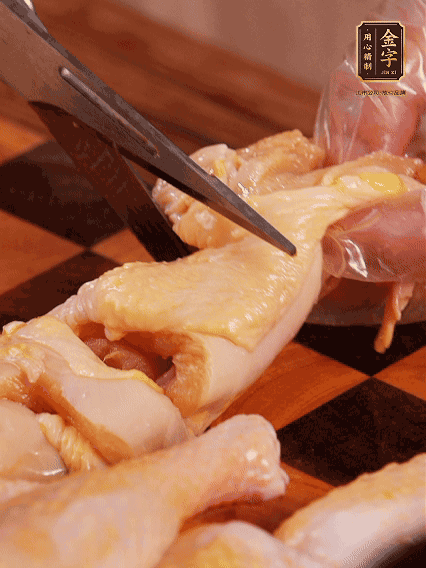 土雞處理干凈，切成大塊，加蔥姜、花雕酒、鹽腌制10分鐘