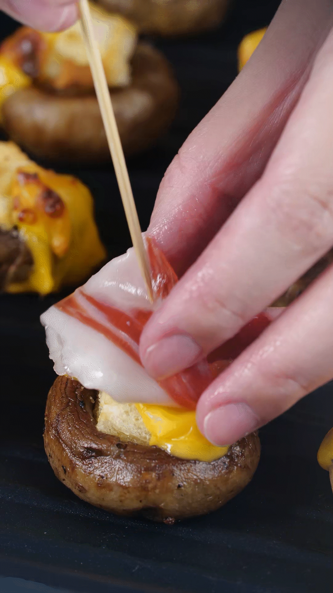 將火腿卷一卷，放在最頂部，插上竹簽