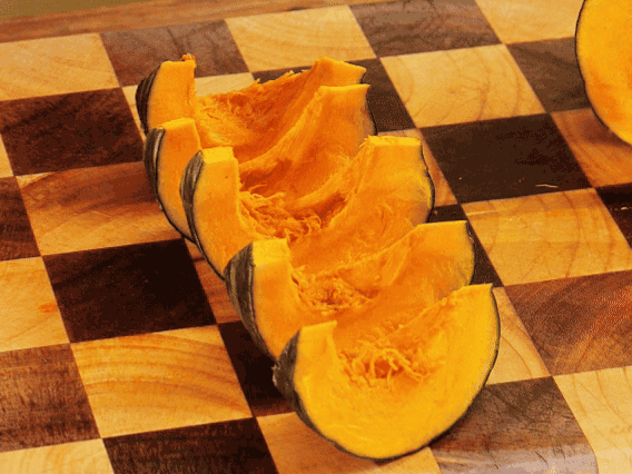 貝貝南瓜去瓤切小塊；干香菇熱水泡發(fā)，切條