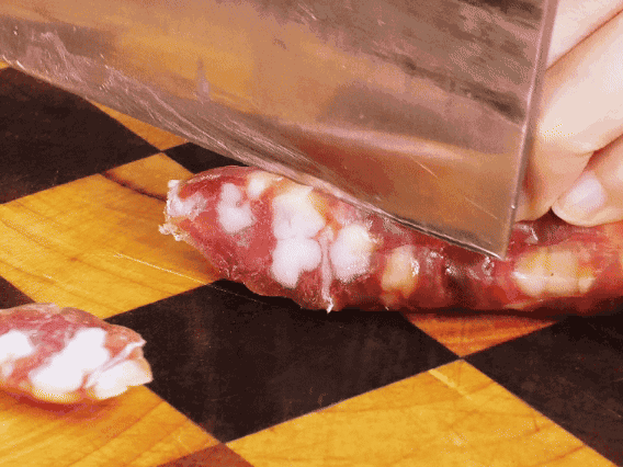 香腸少油煸出香味，下南瓜、板栗、香菇翻炒。2勺生抽、1勺老抽、1勺蠔油、1勺鹽、半勺糖調(diào)味