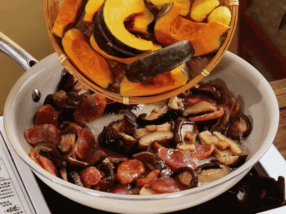 清洗好的大米放入電飯鍋，加裹滿醬汁的食材，再加剛好沒過食材的水，攪拌一下