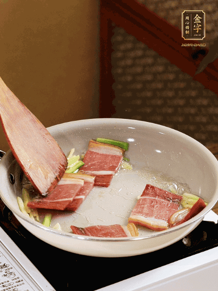 熱油下鍋，火腿、蔥姜蒜煸出香味備用