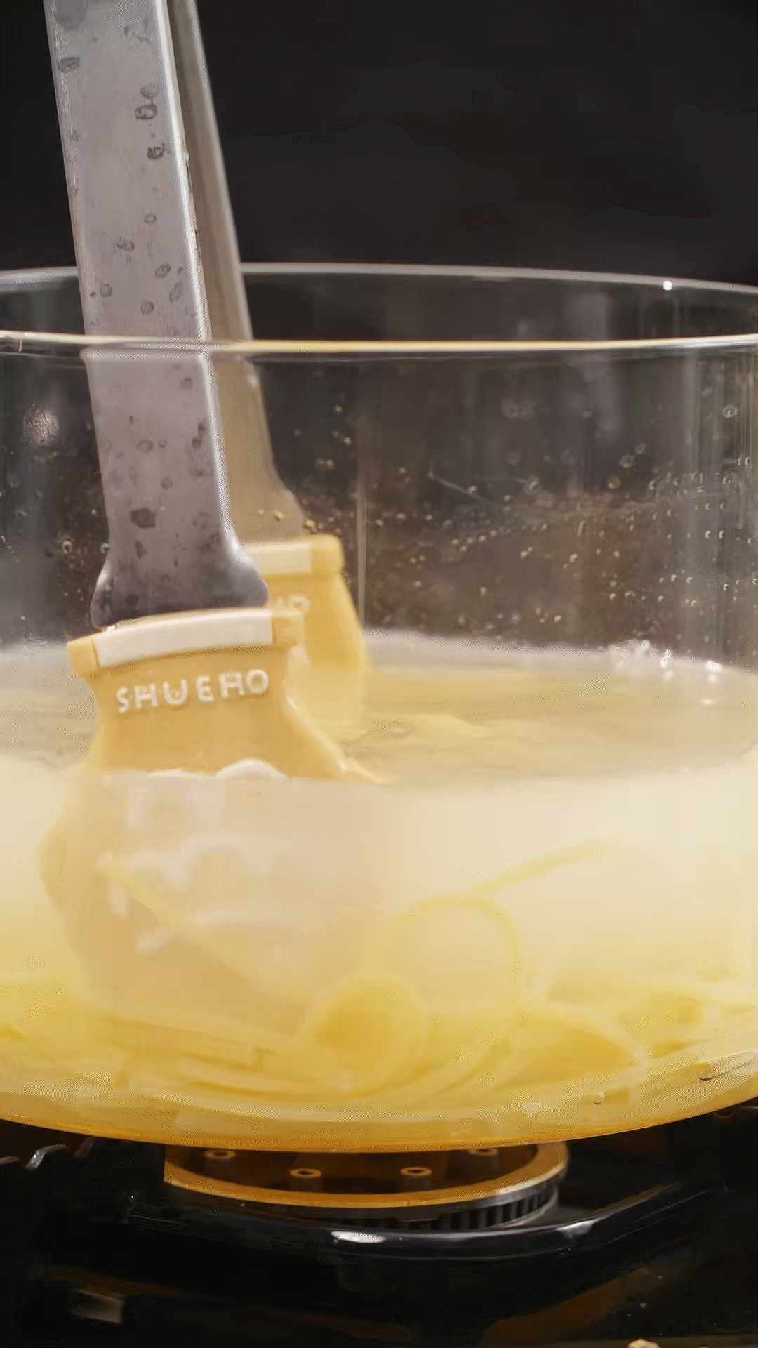 將意面煮熟，到自己喜歡的熟度。撈出過冷水，瀝干
