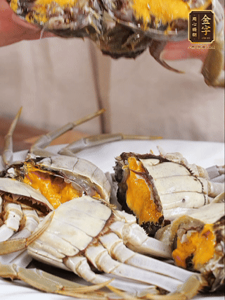 大閘蟹處理干凈，一切兩半。