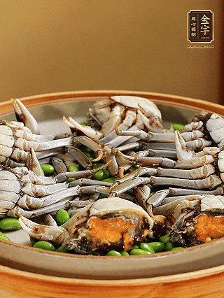 盤底鋪毛豆，依次放大閘蟹、咸肉， 淋一圈料酒、豉油。