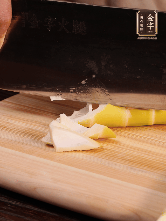 春筍去筍衣切滾刀塊；萵筍去皮切滾刀塊；春筍、百葉結(jié)焯水2分鐘。