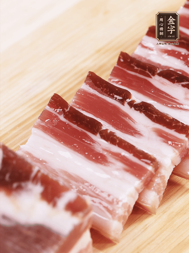 金字淡咸肉切厚片；金字淡咸肉、仔排加蔥姜、料酒焯水3分鐘，溫水洗凈。