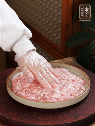 依次鋪肉末，碼入雞蛋豆腐，再鋪上金字香腸。