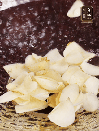 大蒜、生姜、紅蔥頭處理成粒。青辣椒切碎