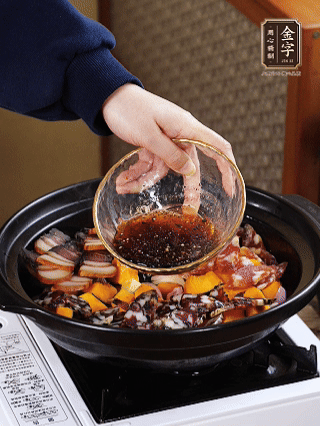 姜、蒜、蔥頭粒煎香，倒入南瓜，煎至兩面焦香