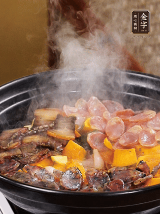 關火鋪上土香腸、梅干菜香腸、醬肉，加生抽、清水、黑胡椒粉調成的料汁，中火焗5分鐘